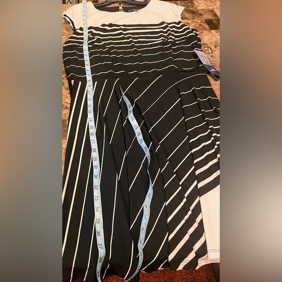 R&K~Women’s Black/Cream Sleeveless Flare Bottom Asymmetrical Mini Dress Size XL - Picture 7 of 10